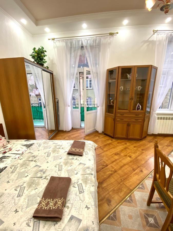 Ferienwohnung Навпроти Вернісажу Біля Оперного Вулиця Театральна 26 Є Балкон Та Інернет Lemberg Exterior foto