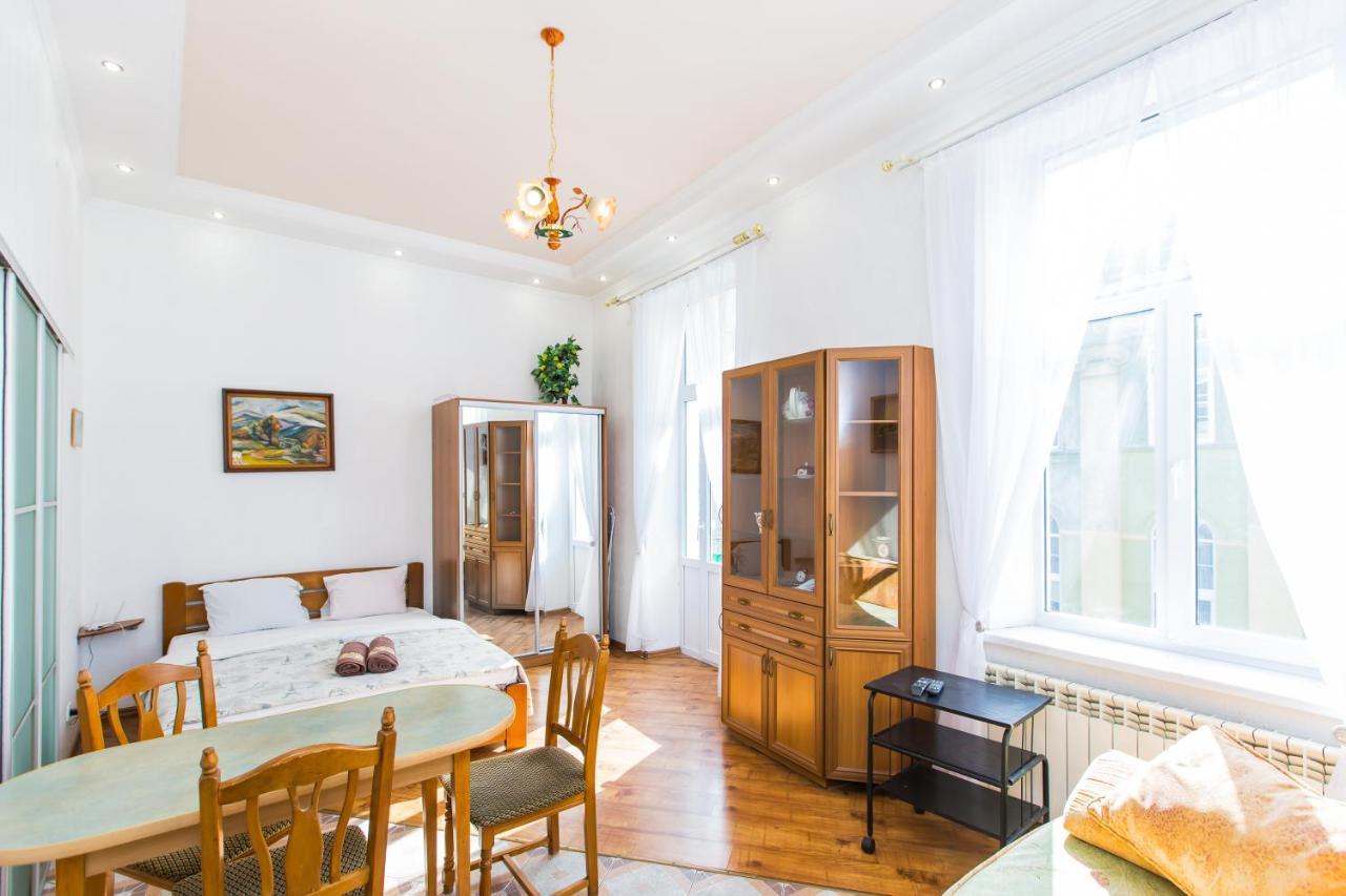 Ferienwohnung Навпроти Вернісажу Біля Оперного Вулиця Театральна 26 Є Балкон Та Інернет Lemberg Exterior foto